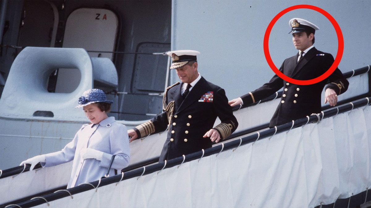 El príncipe Andrés, acompañada por su hermano Carlos y la Reina Isabel II, abordando el portaaviones 