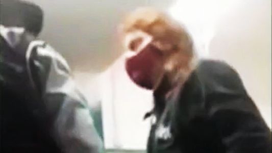 Un estudiante trató de vieja ridícula a una docente y forcejeó con ella por un celular: el video del ataque