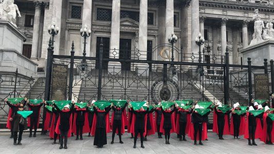Marcharon al Congreso vestidas como las mujeres de The Handmaid’s Tale para pedir por el aborto legal