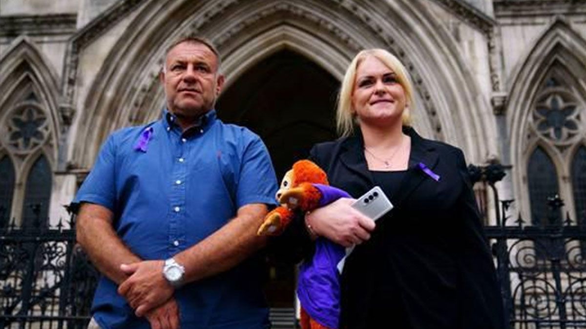 Los padres de Archie batallan para mantener a su hijo conectado a los equipos médicos (Foto: Gentileza ABC)