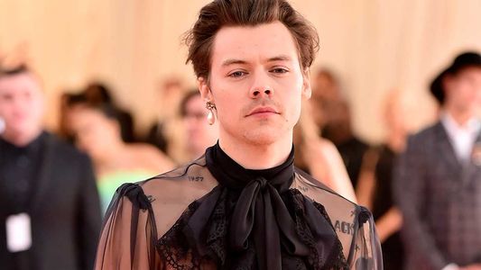 Harry Styles usó tacos, transparencias y aros en la gala del MET