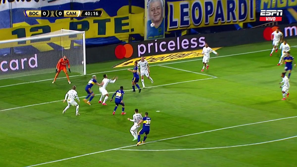 La supuesta falta de Briasco que derivó en la intervención del VAR y la anulación del gol de Boca.