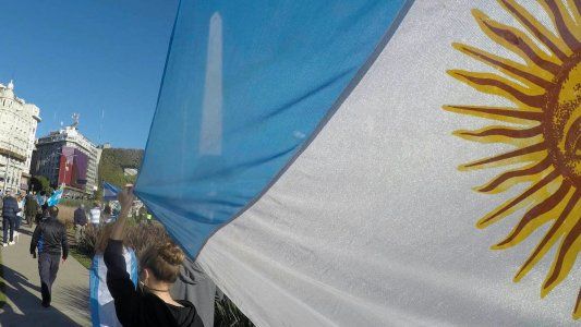 #27F versus #1M: los indignados por las vacunas VIP y los defensores del Gobierno toman la calle durante dos días