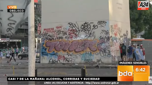 Obelisco: grafitis, destrozos y una montaña de basura tras los festejos por el campeonato de Argentina