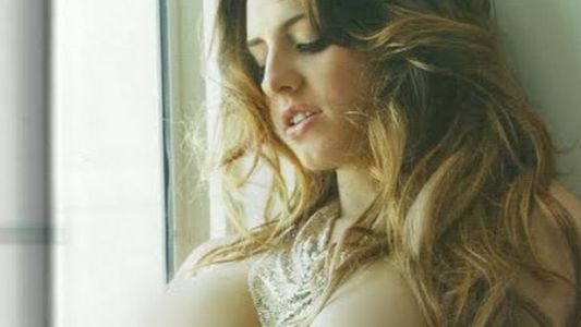 Annalisa Santi vuelve a amagar con abandonar el país mientras muestra las lolas en un video
