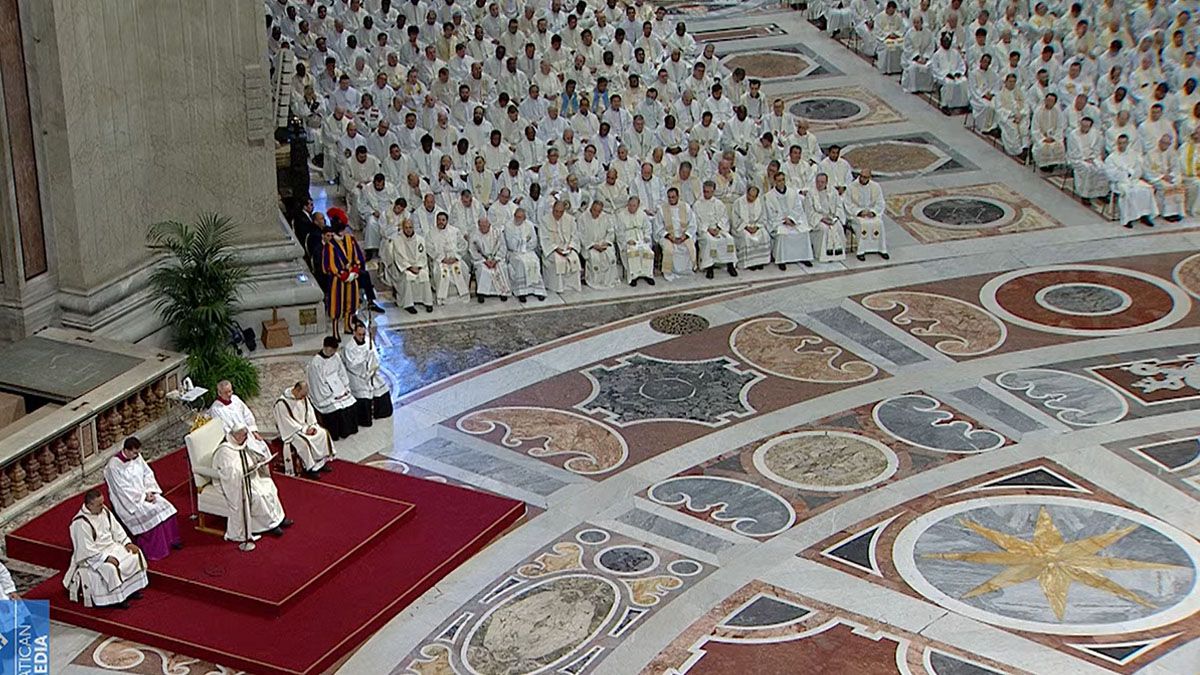 El papa hizo un llamado a la vocación sacerdotal ligada a los fieles en su homilía en la misa del jueves Santo. (Foto: Captura de TV)