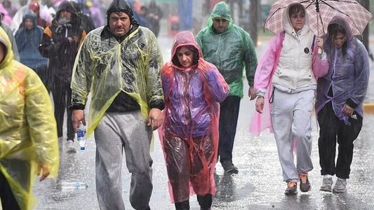 Peregrinación a Luján bajo la lluvia: miles de fieles caminan rumbo a la Basílica