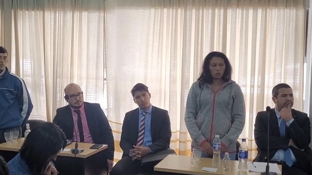 Los acusados escuchan de pie la sentencia del juez (Foto: gentileza Misionesonline).