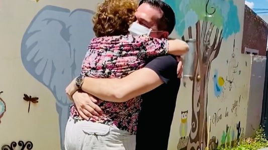 Emotivo reencuentro de Rodolfo Barili con su madre: Les deseo ese abrazo soñado a cada uno de ustedes