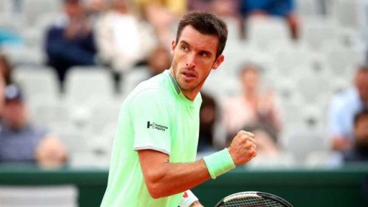 Leo Mayer eliminó a Diego Schwartzman en el duelo argentino de Roland Garros