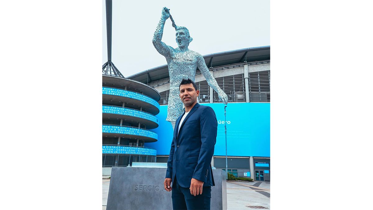 El Kun Ag&uuml;ero junto a su estatua en la sede del Manchester City