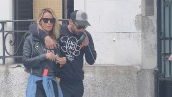 Apasionado beso en la calle de Sabrina Rojas y Tucu López