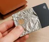 Por qué cada vez más gente envuelve sus tarjetas en papel aluminio