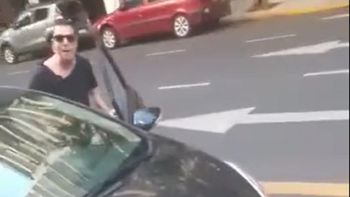 Video | Locura al volante: se bajó de su auto por una discusión y rompió las ventanas de un colectivo