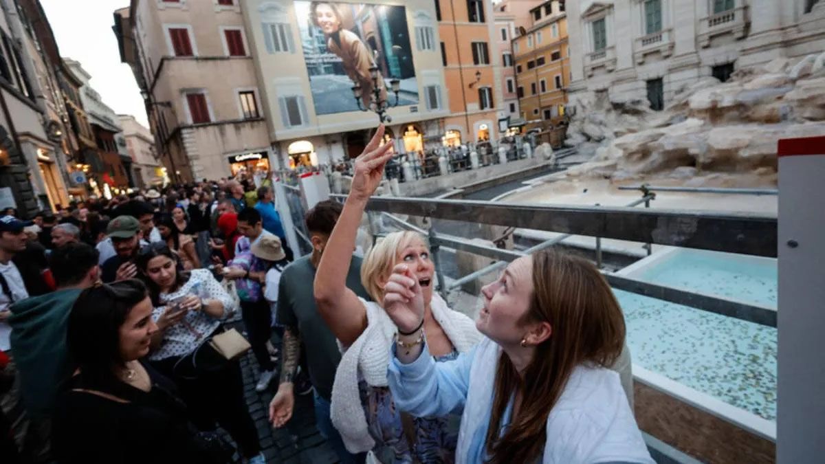 Saturada por el turismo, la ciudad de Roma cobra tarifa por tirar la mítica moneda en la fontana di Trevi. (Foto: Reuters)