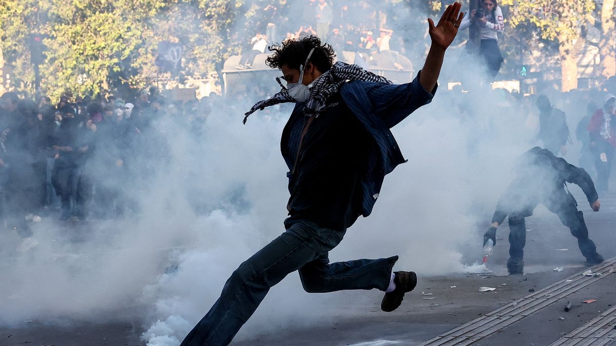 La respuesta policial incluyó cargas, gases lacrimógenos y cañones de agua. (Foto: Reuters)