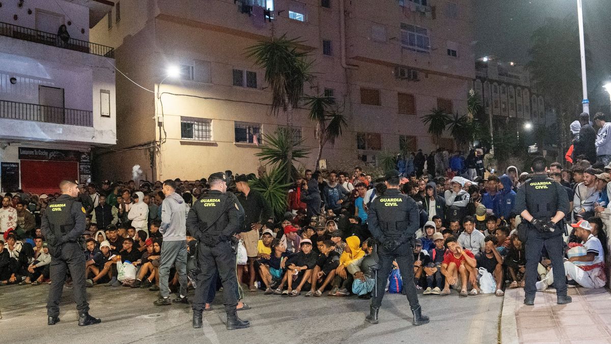 La policía nacional española con los inmigrantes de Marruecos en Ceuta. (Foto: Reuters)