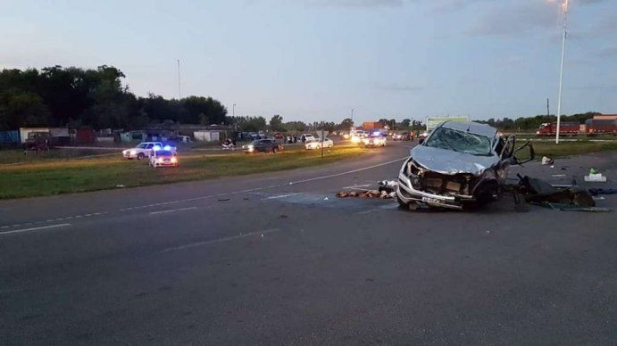Iban 16 personas en una camioneta y chocaron contra un camión: hay 9 muertos