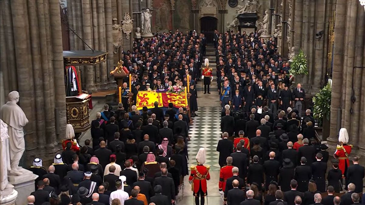 Se cumplieron dos minutos de silencio en memoria de la reina Isabel II. En la abadía de Canterbury y en todo el Reino Unido (Foto: Captura de TV)