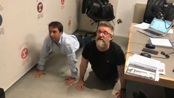 Novaresio y Feinmann hicieron yoga ashtanga en la radio