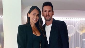 Antonela compartió la primera foto de Messi de vacaciones: Piscina, abrazaditos y un testigo