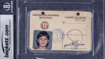 Subastan un carnet de Lionel Messi de cuando jugaba en las infantiles de Newells