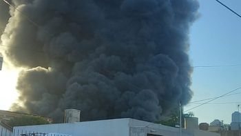 Feroz incendio en Morón: varias dotaciones de bomberos trabajaron en el lugar para combatir el fuego en un depósito