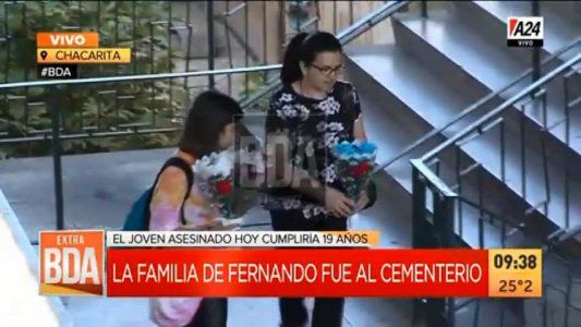 El primer cumpleaños sin Fernando: la mamá y la novia del joven asesinado fueron al cementerio a llevarle flores