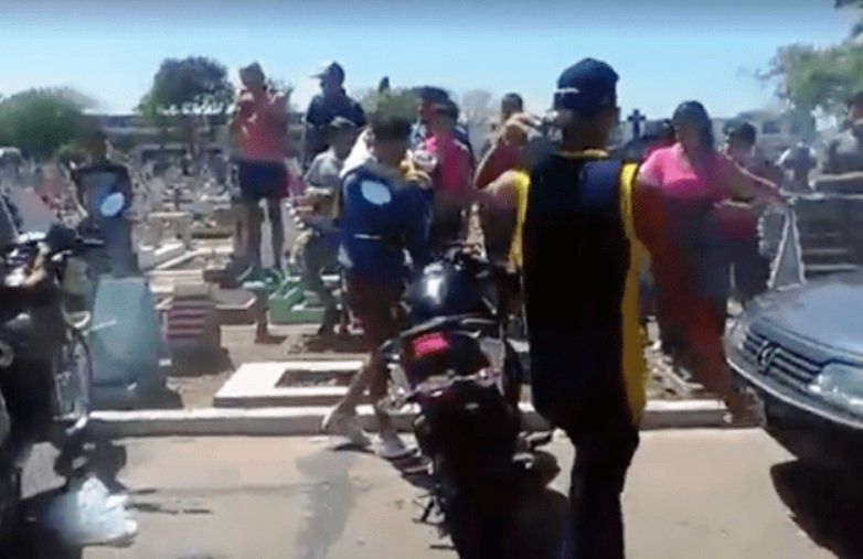 Video: tiros, robos y saqueo en medio de un cementerio en Lomas de Zamora