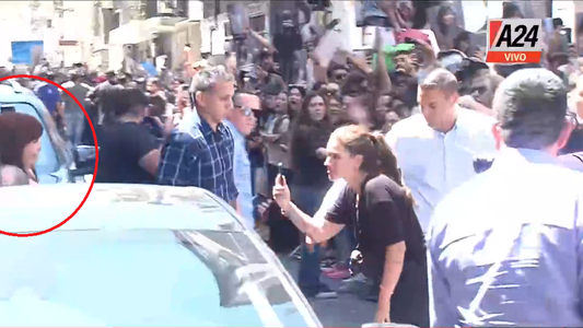 Tras la condena, Cristina Kirchner llegó al Instituto Patria y saludó a la militancia