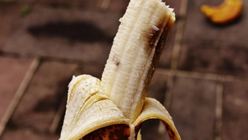 Bananas maduras: las manchas marrones forman parte del proceso natural del alimento