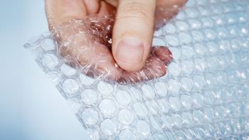 No tires ni explotes los plásticos con burbujas en tu casa, tenés un tesoro para tus plantas