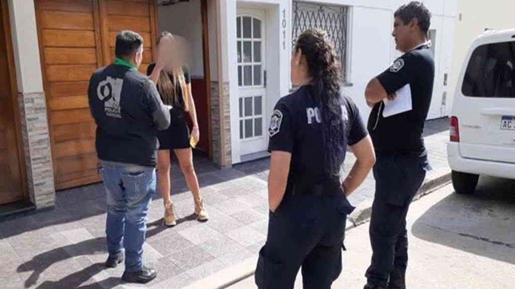 Encontraron a la joven que se escondió en el baúl de un taxi para ver a su novio