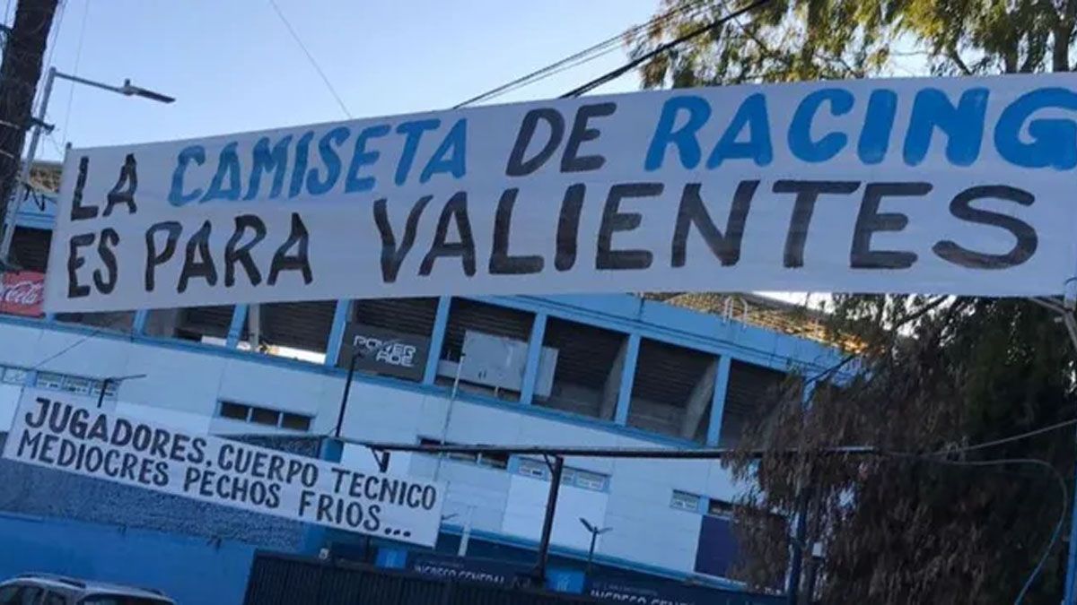 Aparecieron pasacalles en las inmediaciones del Cilindro de Avellaneda en contra de los jugadores y cuerpo técnico.&nbsp;