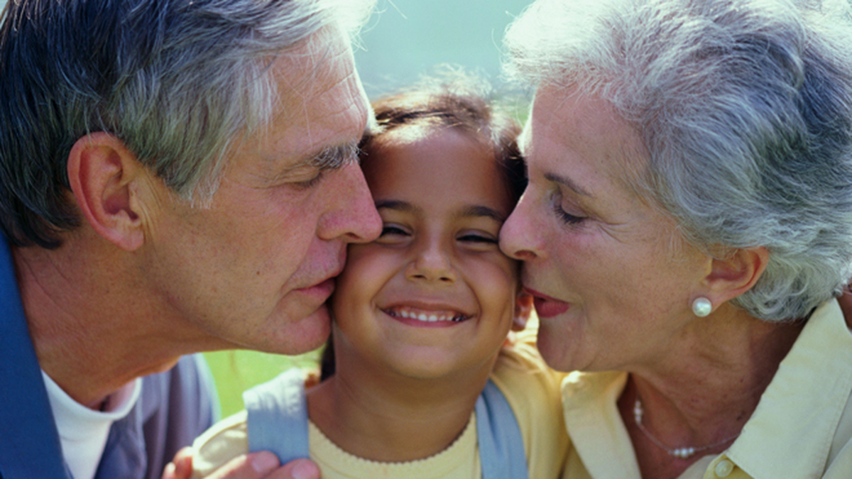 Los abuelos en los sueños no son solo recuerdos: son guías afectivas que nos siguen cuidando de algún modo. Foto: Internet/Significado de los sueños.