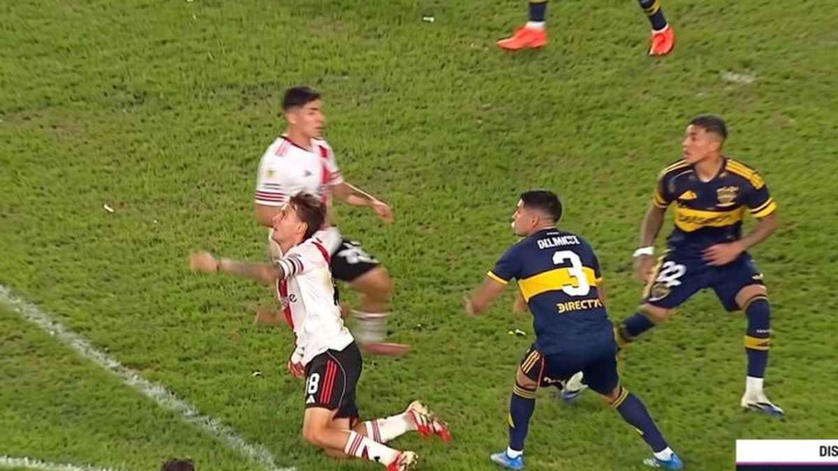 La pol&eacute;mica por la jugada de Lautaro Blanco sobre Lucas Mart&iacute;nez Quarta en el Supercl&aacute;sico puso en la lupa la actuaci&oacute;n del VAR encabezada por H&eacute;ctor Paletta. (Foto: captura)