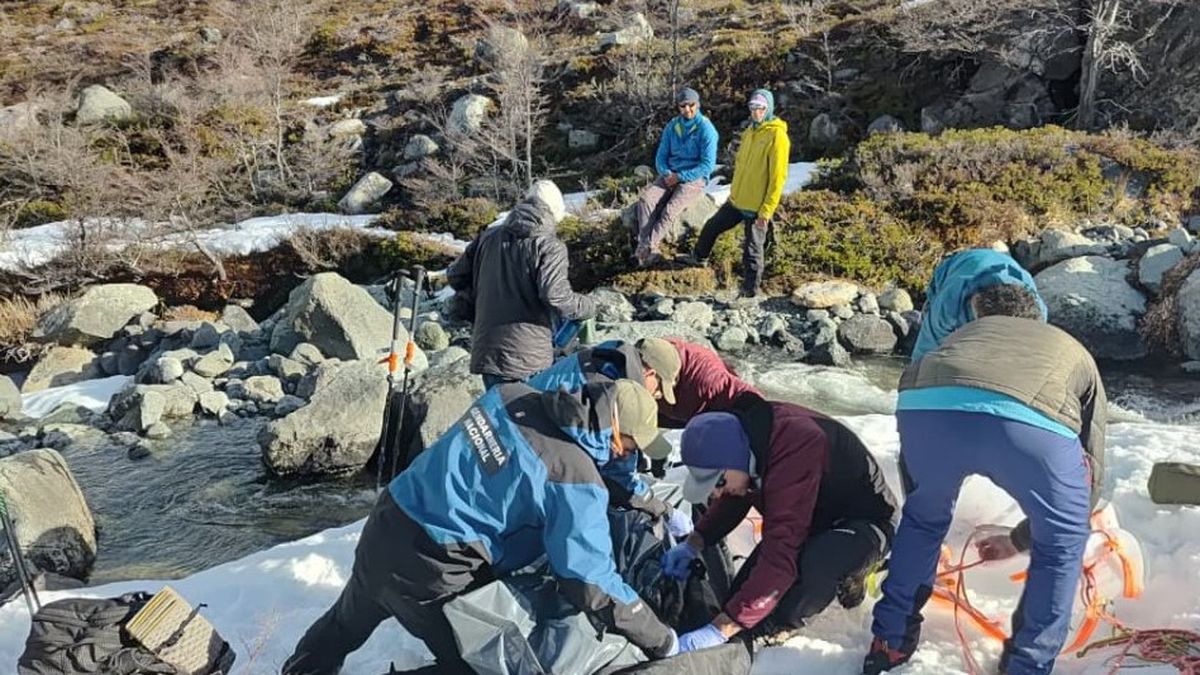 Efectivos del Grupo Especializado en Alta Montaña de Gendarmería Nacional constataron el fallecimiento de la mujer. (Foto: Gobierno de Santa Cruz)