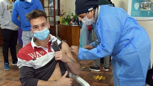 El Gobierno evalúa utilizar las dosis de Pfizer para vacunar a adolescentes sin comorbilidades