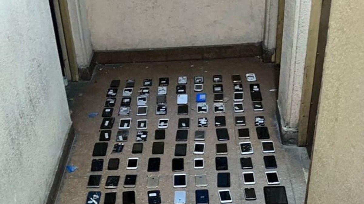 Los teléfonos incautados. Foto: Policía de la Ciudad.