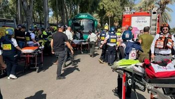 Ataque terrorista en Israel: un camión embistió a un grupo de personas en una parada de autobús de Tel Aviv