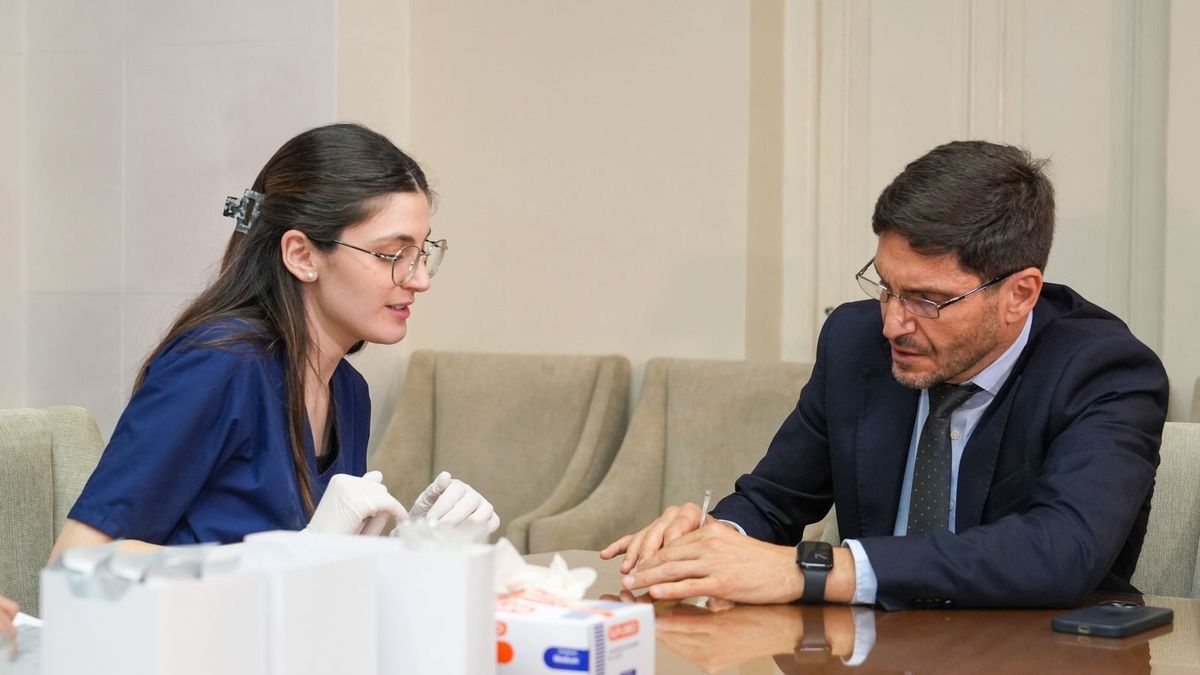 Santa Fe implementó un narcotest para policías y el gobernador Pullaro fue el primero en hacérselo