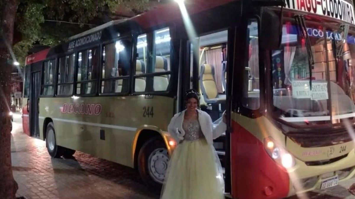 El colectivo que maneja su papá y la llevó hasta su fiesta de 15.&nbsp;