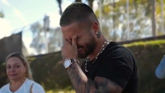 Maluma lloró al recibir su primer avión privado