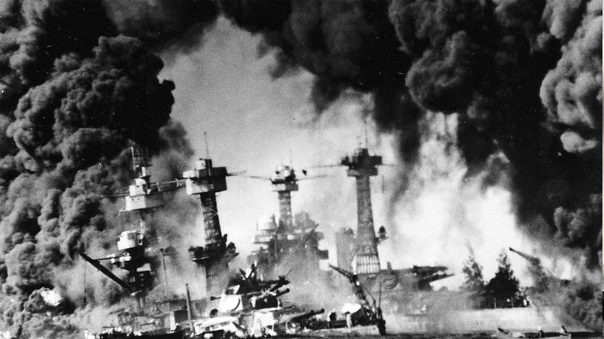 Arde Pearl Harbor, el 7 de diciembre de 1941. Bombardeada la base naval por los aviones japoneses, Estados Unidos ingresó en la II Guerra Mundial (Foto: Archivo)