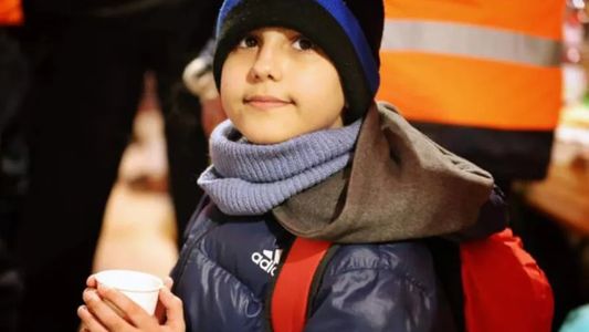 Un niño en Ucrania escapó solo de la guerra con un número de teléfono escrito en su mano y conmocionó al mundo