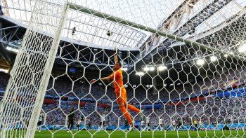 La ovación a Armani en su primera intervención en el partido