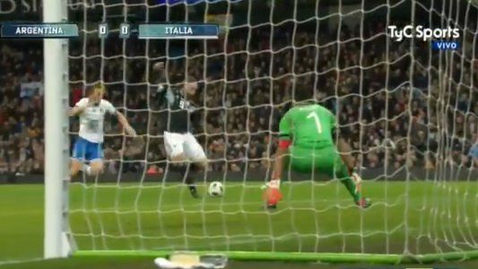 Argentina-Italia: el mano a mano que se perdió Gonzalo Higuaín, a quien Buffon terminó abrazando
