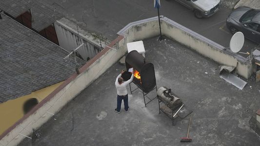 Por qué Ecuador expulsó al embajador de Cuba: la llamativa quema de papeles que quedó grabada