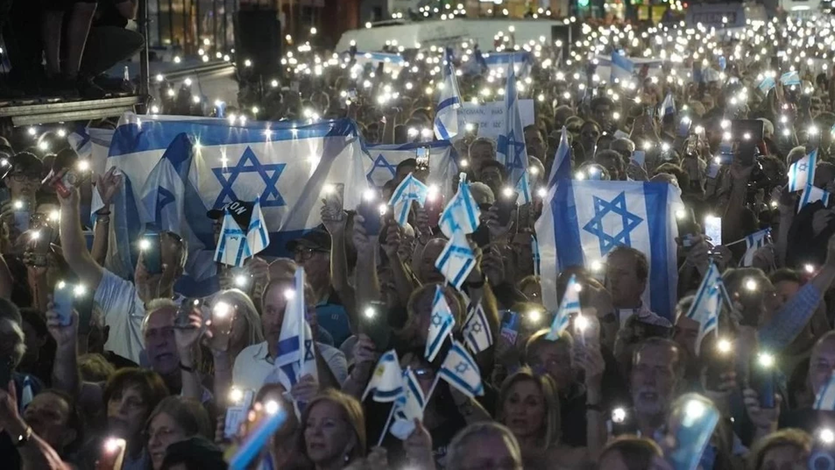 Una multitud se acercó este lunes al barrio de Almagro para apoyar a Israel tras el ataque de Hamas (Foto: Telam).
