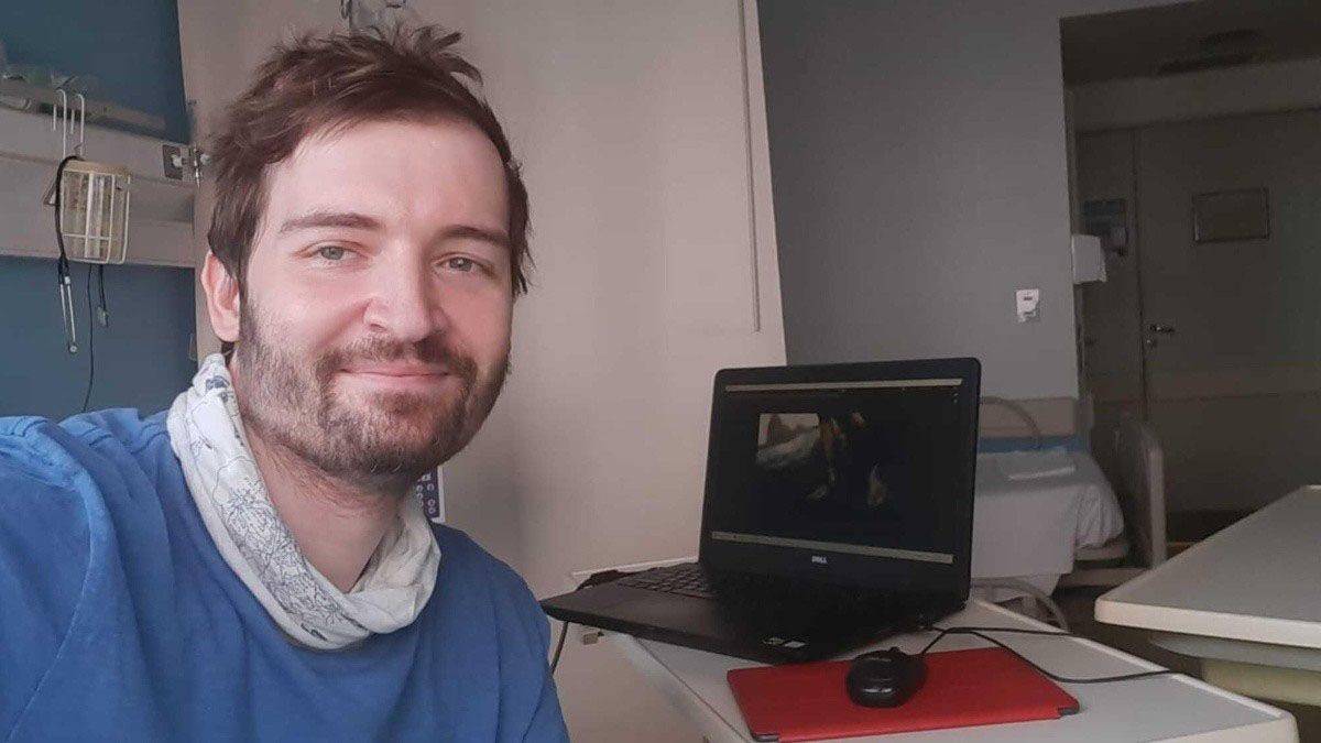 Luis “Lajos” Arregui Henk tiene 29 años y vende arte digital para costear su tratamiento contra la leucemia.